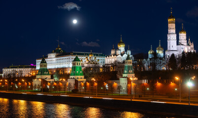 Obraz premium Embankment of the Moscow River and the Moscow Kremlin in the morning twilight