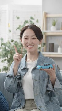 ミニカーを持った女性