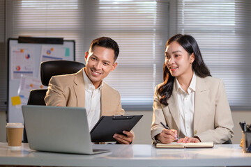 Obraz premium Professional coworkers brainstorming ideas and sharing feedback in an office.