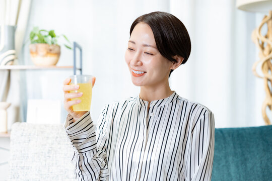 飲み物を持つ女性