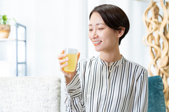 飲み物を持つ女性