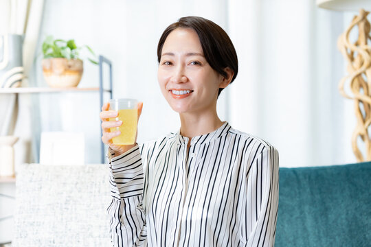 飲み物を持つ女性