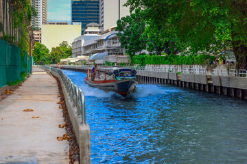Fototapeta premium Ferry boat going through a Canal Khlong in Thai running from Soi 15 Sukhumvit Rd NANA to Soi 21 Sukhumvit Rd Asoke in BKK Bangkok Thailand