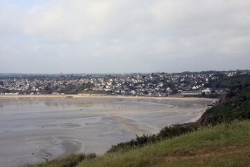 Au bout de la plage le village d'Erquy