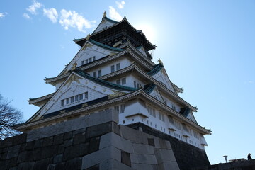日本、大阪、大阪城、大阪城公园、日本の城、特別史跡、輪郭式平城、天守、庭園、池塘、春、歷史名勝、綠色、風景、青空、写真素材