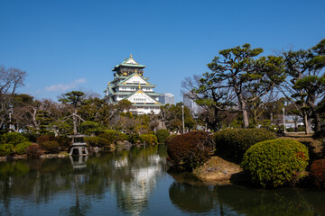 日本、大阪、大阪城、大阪城公园、日本の城、特別史跡、輪郭式平城、天守、庭園、池塘、春、歷史名勝、綠色、風景、青空、写真素材