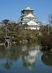 日本、大阪、大阪城、大阪城公园、日本の城、特別史跡、輪郭式平城、天守、庭園、池塘、春、歷史名勝、綠色、風景、青空、写真素材