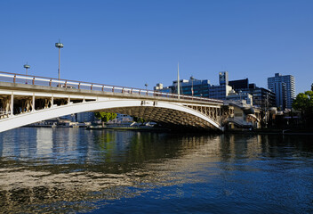日本、大阪、城市、橋、春、川、河、水、青空、木、風景、写真素材