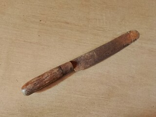 Used and rusty kitchen knifes.