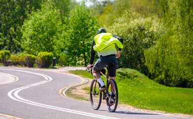 Obraz premium Cyclist ride on the bike path in the city Park