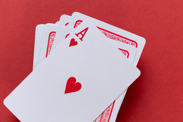 赤背景に置いてあるトランプのカード