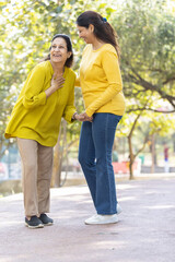 Obraz premium Loving mother and daughter spending leisure time at park 