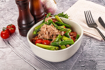 Canned tuna with asparagus salad
