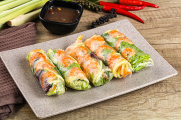 Vietnamese spring roll with prawn and mango