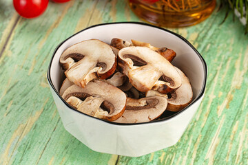 Sliced raw brown royal champignon