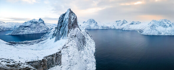 Segla in Norwegen im Winter bei klarer Sicht, markantes Felsmassiv auf der Insel Senja über einer...