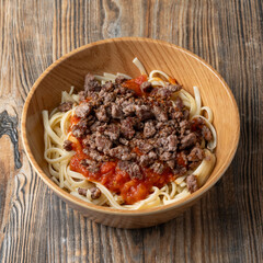spaghettis bolognaise dans bol en bois