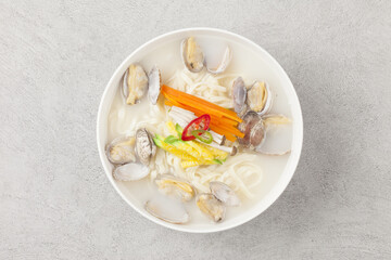   A dish made by kneading wheat flour, rolling it out thinly with a mallet, then cutting it into thin pieces with a knife, and boiling it with clams.
