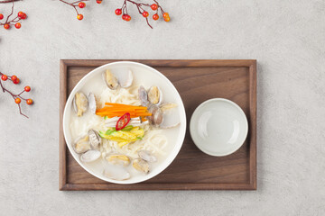   A dish made by kneading wheat flour, rolling it out thinly with a mallet, then cutting it into thin pieces with a knife, and boiling it with clams.
