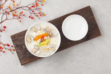   A dish made by kneading wheat flour, rolling it out thinly with a mallet, then cutting it into thin pieces with a knife, and boiling it with clams.
