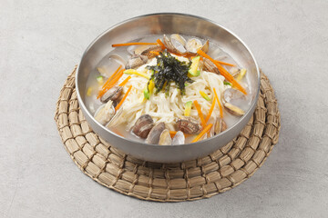   A dish made by kneading wheat flour, rolling it out thinly with a mallet, then cutting it into thin pieces with a knife, and boiling it with clams.
