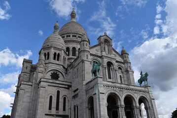 Basilique du Sacré-Cœur de Montmartre vue en contre-plongée sous un magnifique ciel bleu.