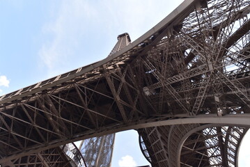 Dessous de la structure complexe de l'iconique Tour Eiffel.