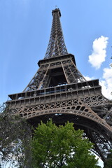 Photo portrait de l'immense Tour Eiffel, vue du dessous.