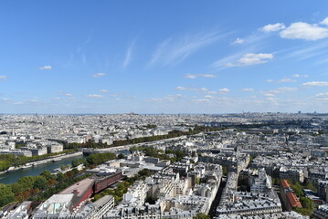 Vue aérienne des toits de Paris, capitale française.