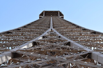 Vue insolite du sommet de la Tour Eiffel.