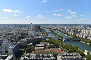 La Seine coupant Paris en deux, vue du sommet de la Tour Eiffel.