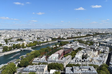 Vue aérienne des toits de Paris, capitale française.