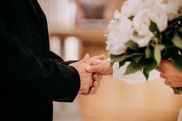 Młoda para trzymająca się za dłonie