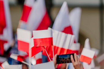 Powiewające flagi Polski