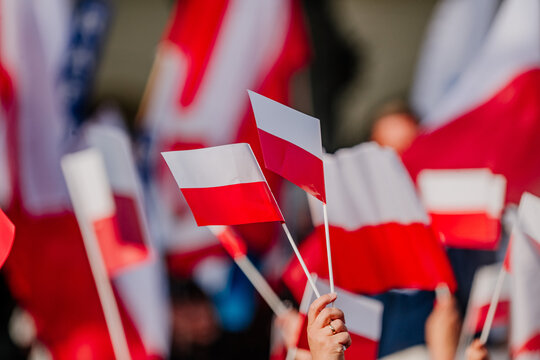 Powiewająca flaga Polski