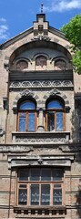 Obraz premium Intricate architectural facade in Kyiv, showcasing detailed brickwork and arched windows.