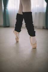 Dancer en pointe, close up of classic ballet dancer in pointe position