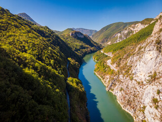 Naklejka premium Idyllic Aerial Panorama of the Drina River Meandering Through Verdant Mountains