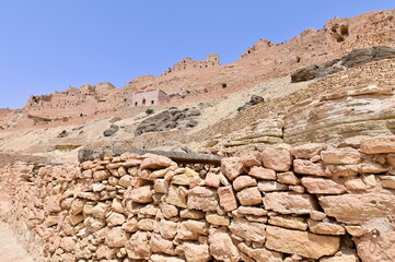 Fototapeta premium Detail of the Weathered, Sunbaked Walls of Chenini Village in Southern Tunisia