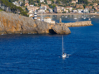 Faro de Punta sa Creu en el Puerto de Soller, Mallorca, Islas Baleares