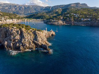 Obraz premium Faro de Punta sa Creu en el Puerto de Soller, Mallorca, Islas Baleares