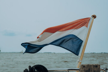 Close up - Niederländische Flagge weht auf einem Boot im IJsselmeer