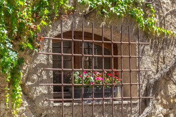 Grille ancienne en fer forgé 