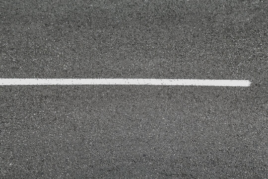 Fototapeta Ligne blanche sur asphalte 