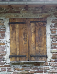 Fenêtre en bois de maison ancienne 