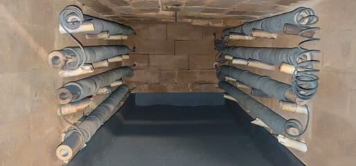 Inside the cold chamber furnace there are nichrome heaters, a heat-resistant hearth and a refractory masonry