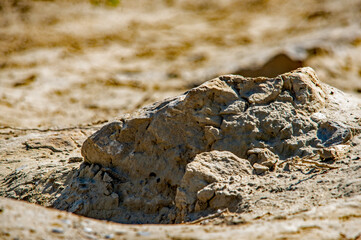 Stein auf einem trockenen, sandigen Pfad