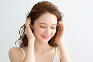 Fototapeta premium すっぴん風メイクで俯いて微笑む女性の顔 健康美を感じる女性のナチュラル笑顔