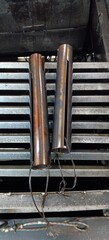 Round blanks with a longitudinal hole are placed on the grate above the oil tank after quenching