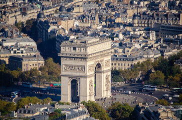 Fototapeta premium The Arc de Triomphe in Paris is a historical symbol that pays homage to French soldiers. Standing 50 meters high, it offers an incredible view of the Champs-Élysées and houses the flame o